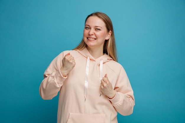 Alegre joven rubia haciendo gesto de sí