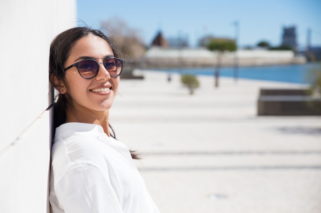 Alegre joven turista disfrutando de vacaciones en la playa