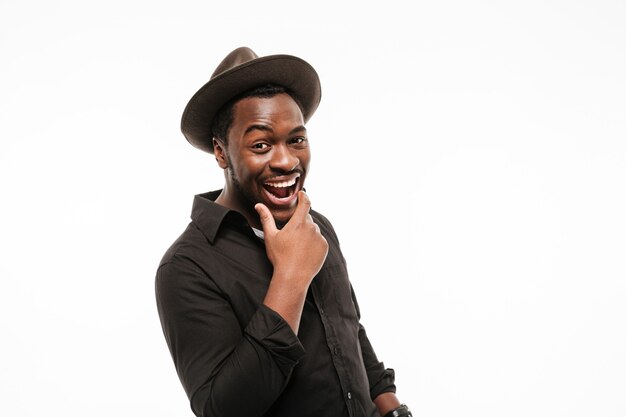 Alegre joven vestido con camisa con sombrero