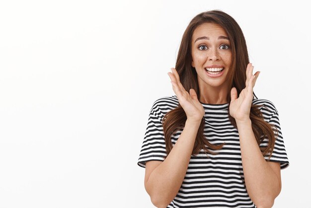 Alegre linda novia femenina animando a un amigo aplausos tratando de ser solidaria aplaudiendo y sonriendo animando a seguir felicitando a la pareja de pie fondo blanco modesto