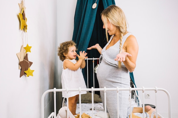 Alegre madre y bebé