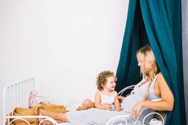 Foto gratuita alegre madre e hija en la cama