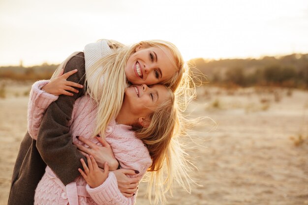 Alegre madre jugando con su pequeña hija