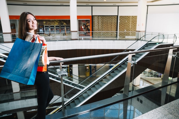 Foto gratuita alegre modelo con bolsa de la compra