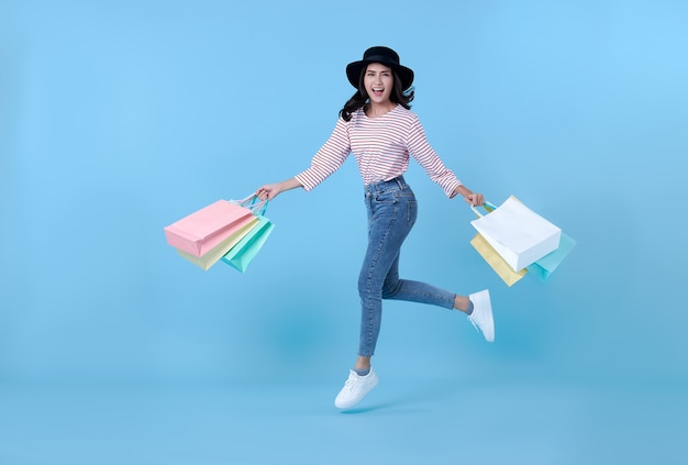 Alegre mujer asiática tailandesa feliz disfrutando de compras