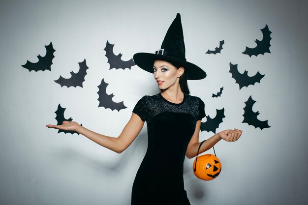 Alegre mujer bonita posando con calabaza