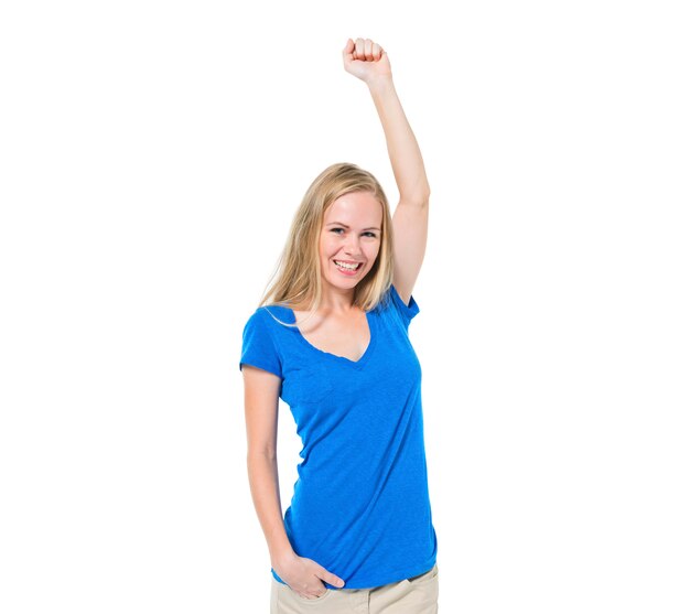 Alegre mujer casual celebrando con un brazo levantado