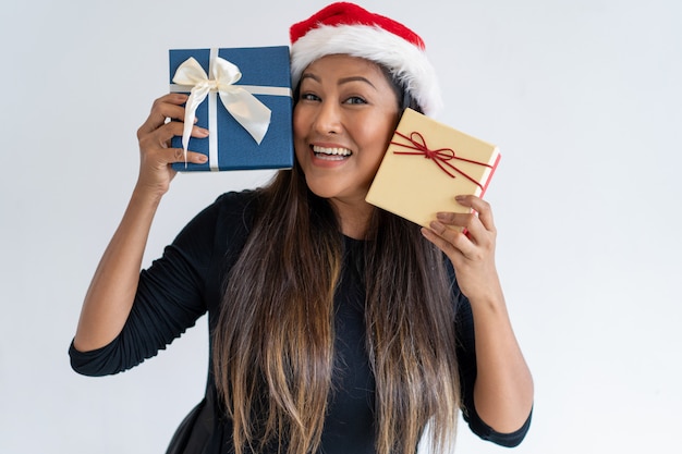 Alegre mujer celebrando la navidad