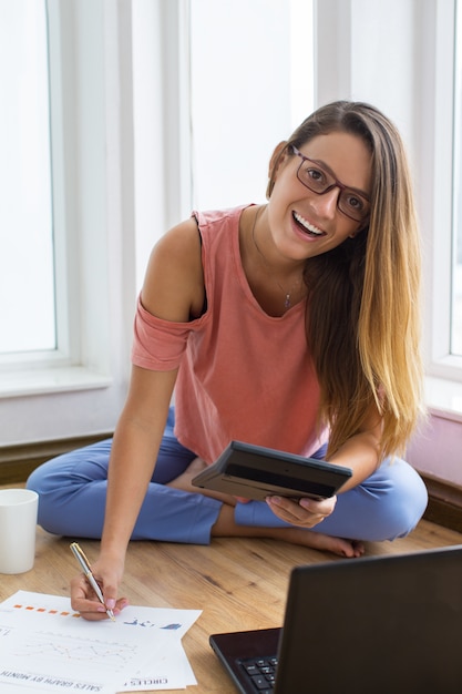 Alegre mujer disfrutando de análisis y estadísticas