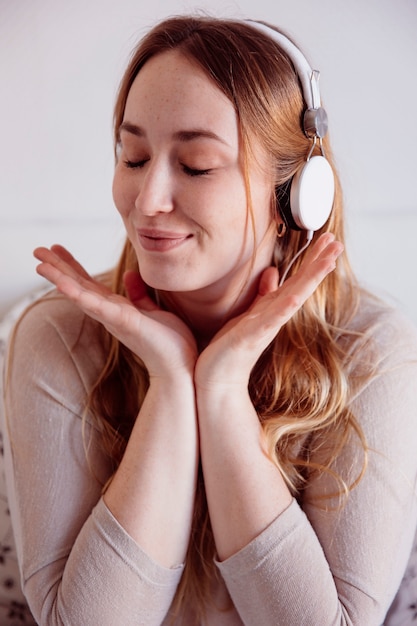 Foto gratuita alegre mujer escuchando música