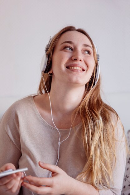 Alegre mujer escuchando música