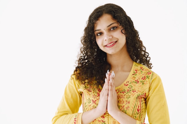 Alegre mujer india tradicional sobre fondo blanco. Tiro del estudio.