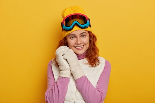 Mujer Joven Vestida Invierno Gafas Esquí Sostiene Las Manos