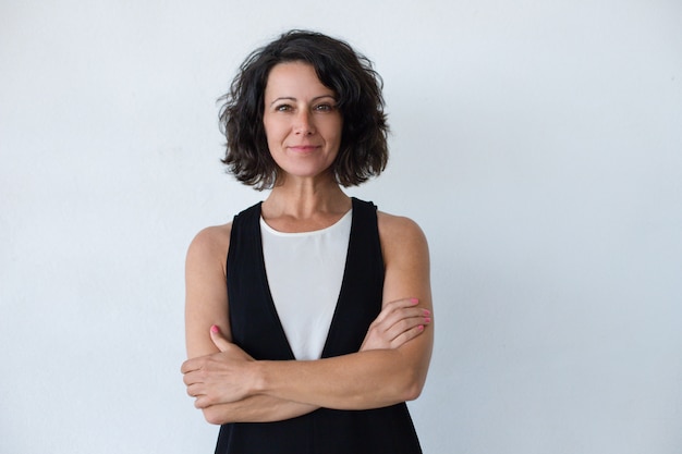 Alegre mujer de mediana edad con cabello rizado