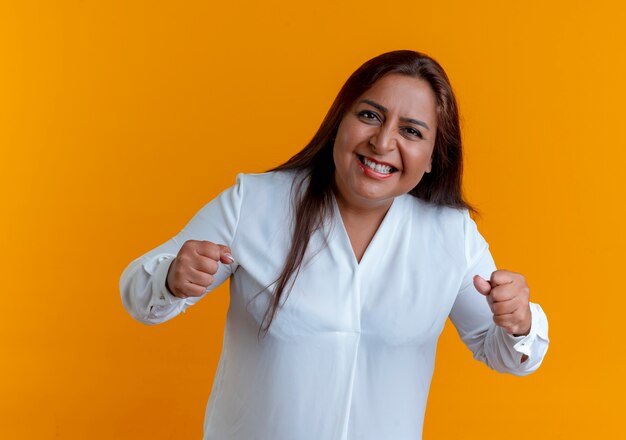 Alegre mujer de mediana edad caucásica casual mostrando gesto sí