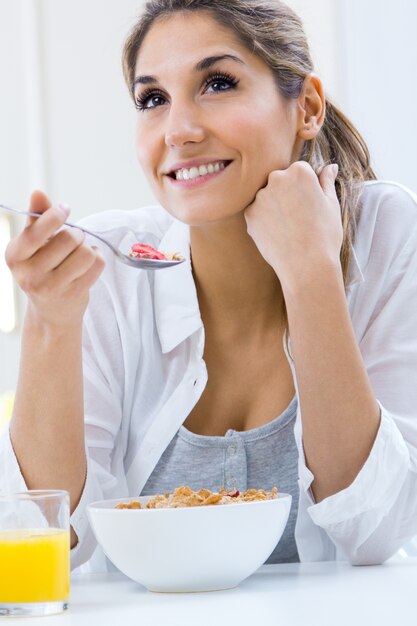 Alegre mujer sano uniforme cuenco