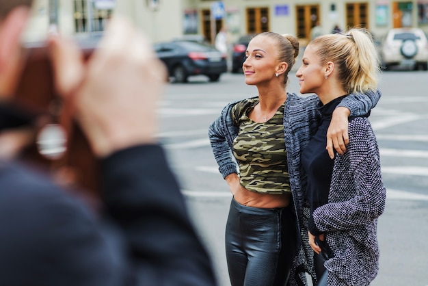 Alegre mujeres elegantes en la calle