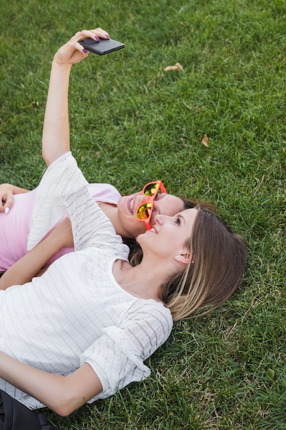 Foto gratuita alegre mujeres posando para selfie