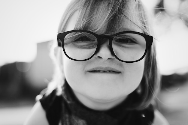 Foto gratuita alegre niña bonita con gafas