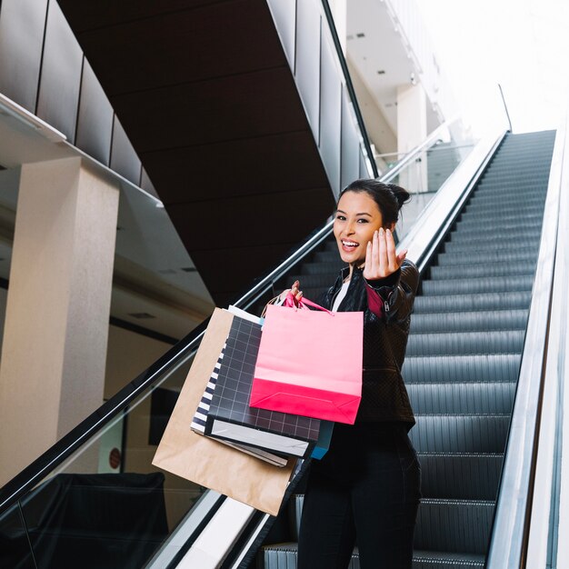 Alegre niña en el centro comercial haciendo gestos