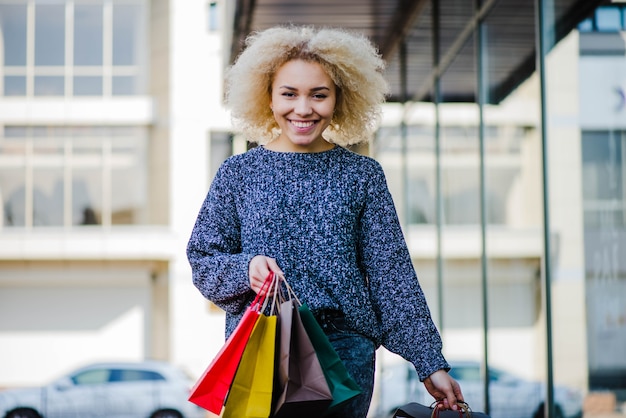 Foto gratuita alegre niña con compras