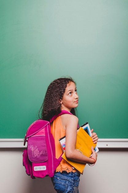 Alegre niña con libros