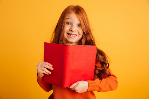 Foto gratuita alegre niña pelirroja con pecas