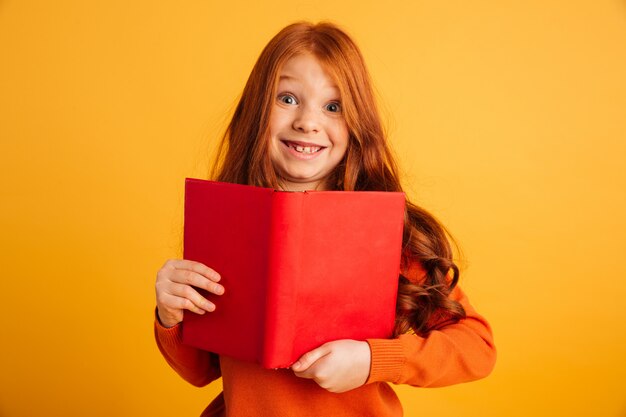 Alegre niña pelirroja con pecas