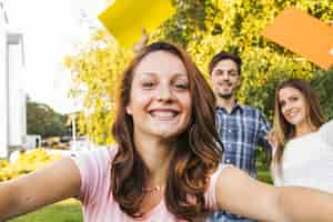 Foto gratuita alegre niña posando con los estudiantes