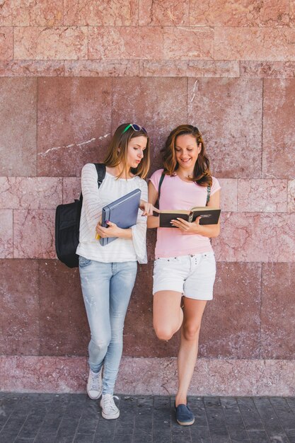 Alegre niñas posando con los libros