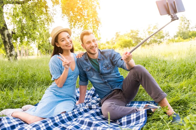 Alegre pareja adulta multirracial tomando selfie