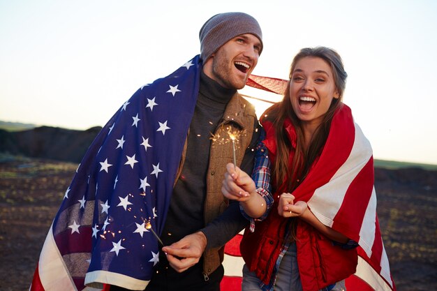 Alegre pareja estadounidense en la naturaleza