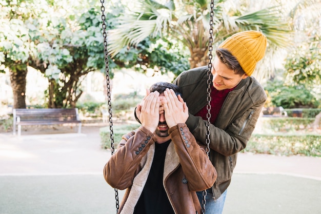 Alegre pareja gay se divierten en el parque