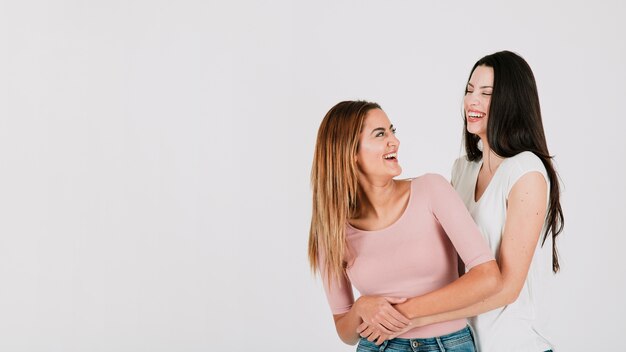 Alegre pareja de lesbianas abrazando