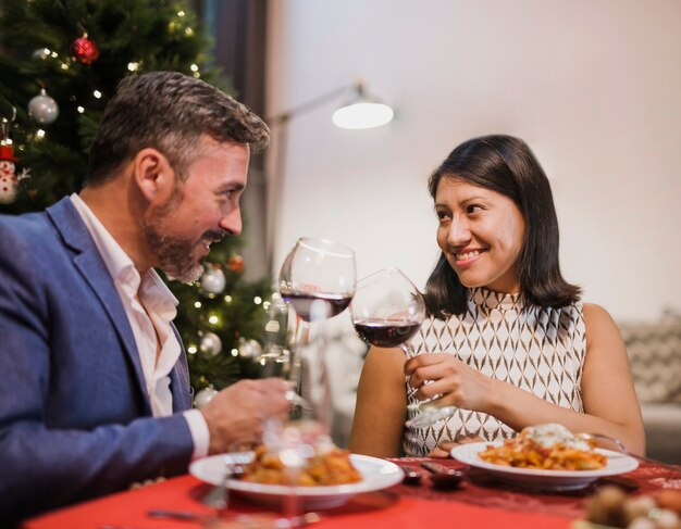 Alegre pareja senior animando en la cena