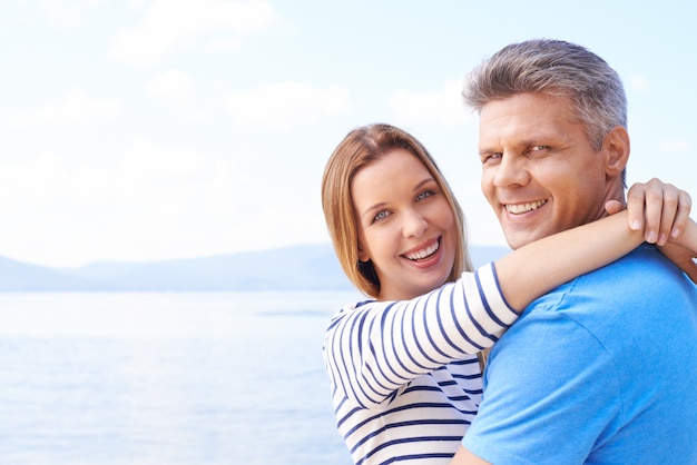 Alegre pareja sonriente abrazándose