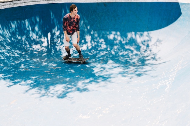 Foto gratuita alegre patinador en rampa