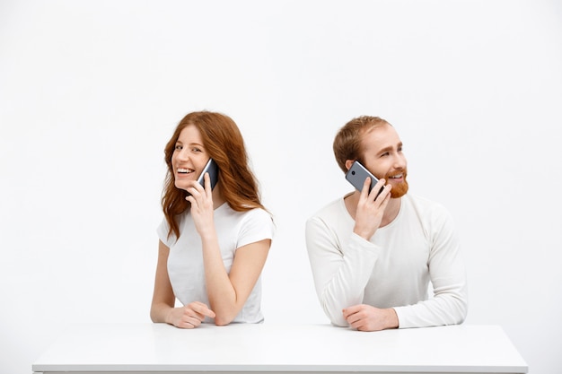 Foto gratuita alegre pelirroja mujer y hombre, hablar teléfono móvil