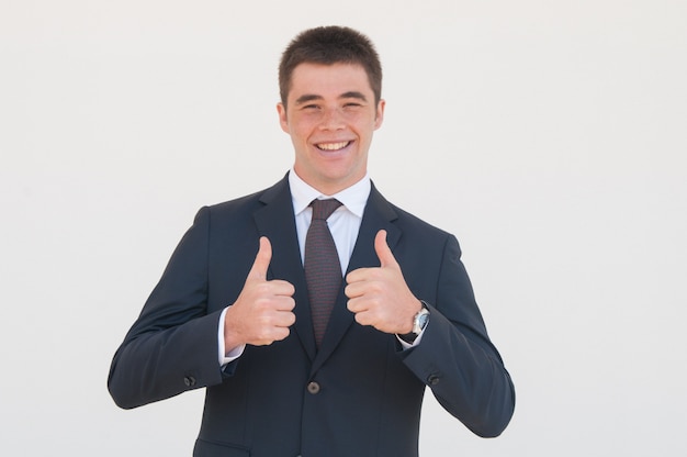 Alegre recién graduado o pasante feliz de comenzar su carrera.