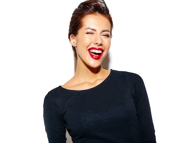 alegre sonriente guiño moda mujer volviendo loco en ropa casual negro con labios rojos en la pared blanca