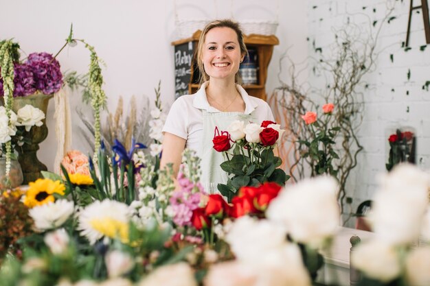 Alegre trabajador de tienda de flores