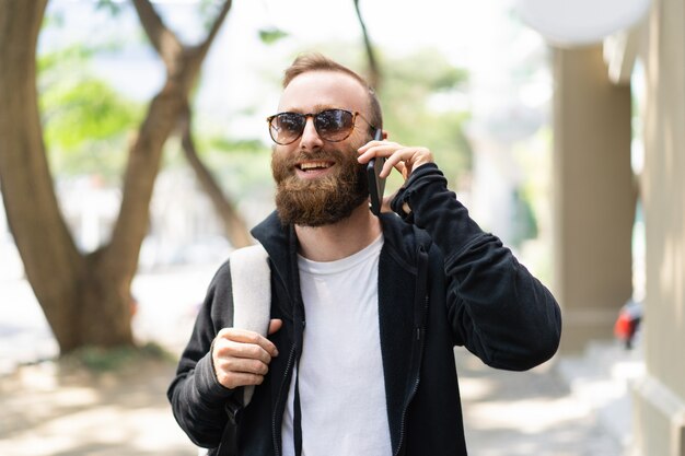 Alegre turista disfrutando de llamada internacional.