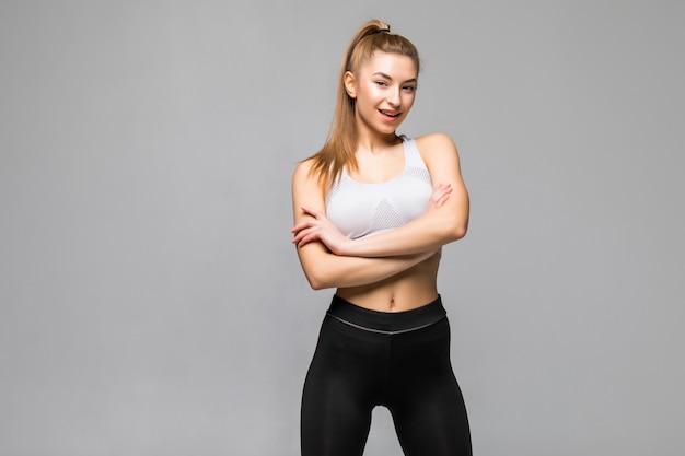 Alegremente sonriente mujer deportiva posando