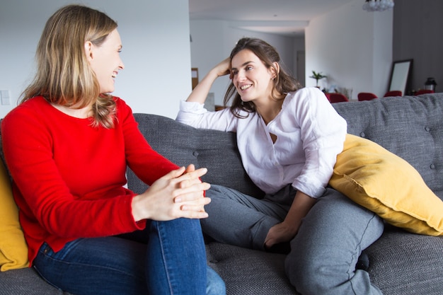 Alegres amigas discutiendo chismes