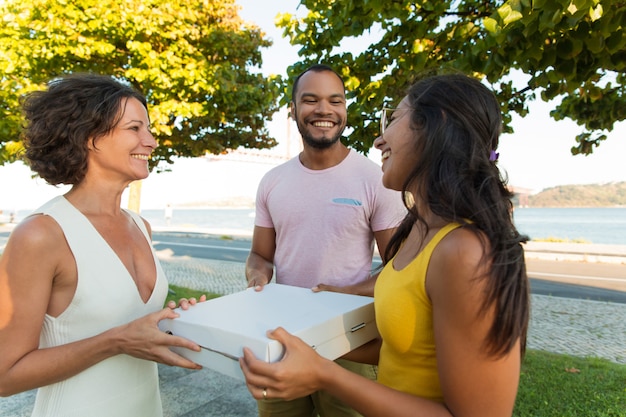 Alegres amigos felices cerrados listos para la cena de comida para llevar