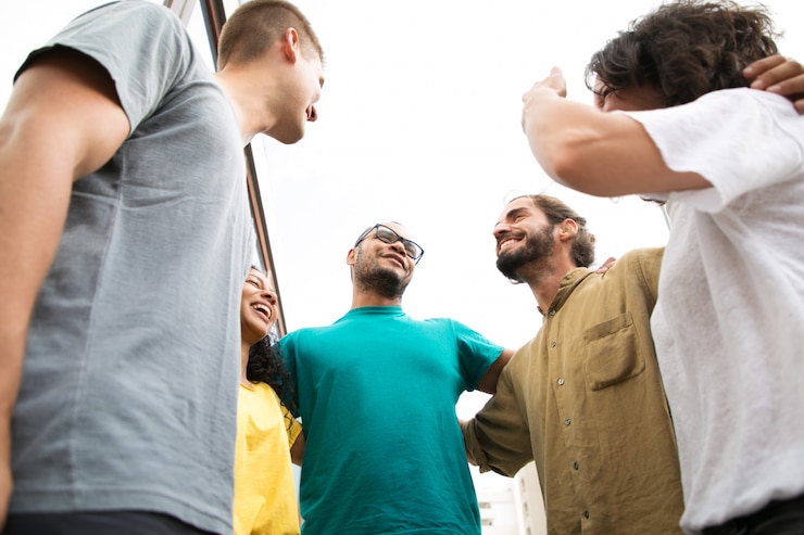 Foto gratuito alegres amigos de pie juntos