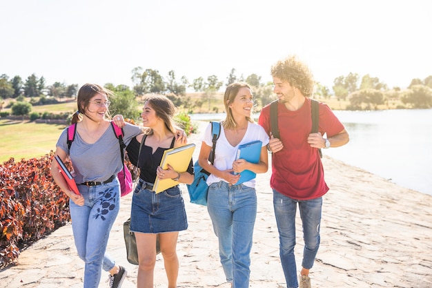 Alegres amigos que se comunican después de los estudios