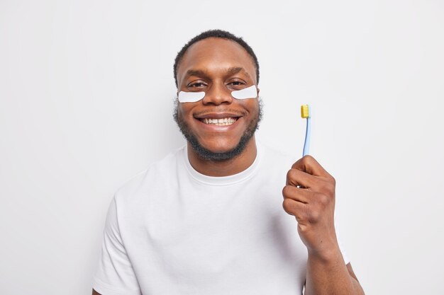 alegres hombres de piel oscura mejores amigos divertirse juntos usar parches de belleza reír