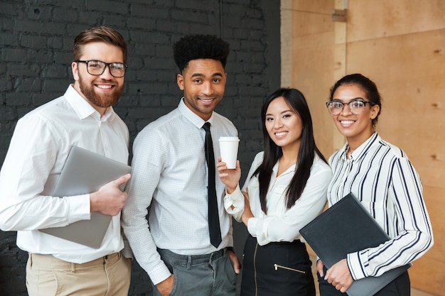 Alegres jóvenes colegas de negocios