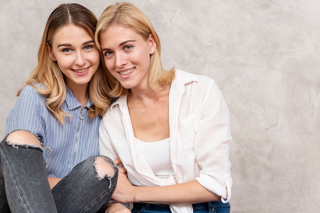 Foto gratuita alegres mujeres jóvenes juntas